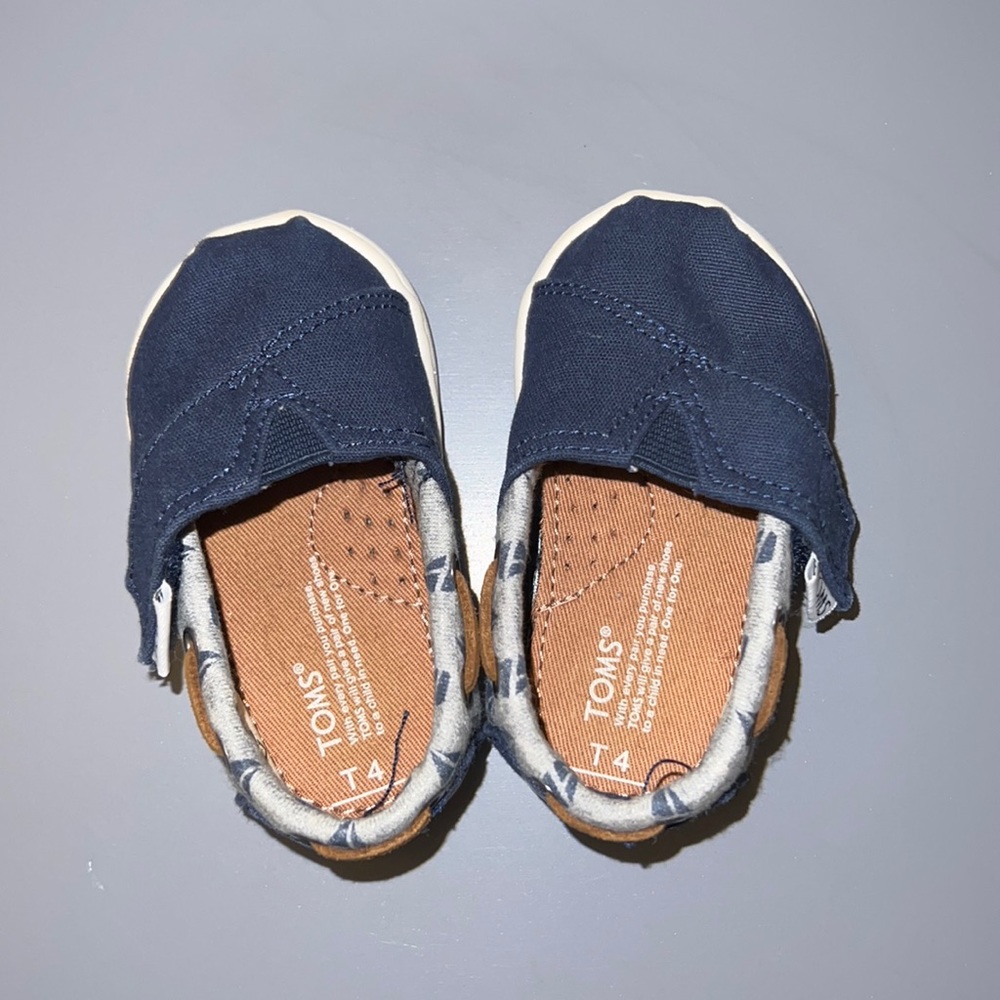Never worn baby toms! Size T4